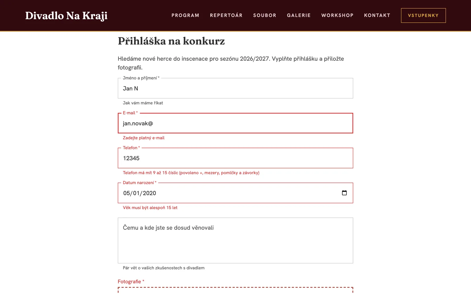 Formulář na webu s hláškami u špatně vyplněného e-mailu, telefonu a data narození