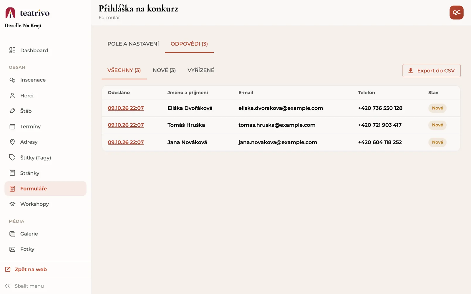 Přehled odpovědí na formulář: jména, e-maily, telefony a stav, tlačítko Export do CSV